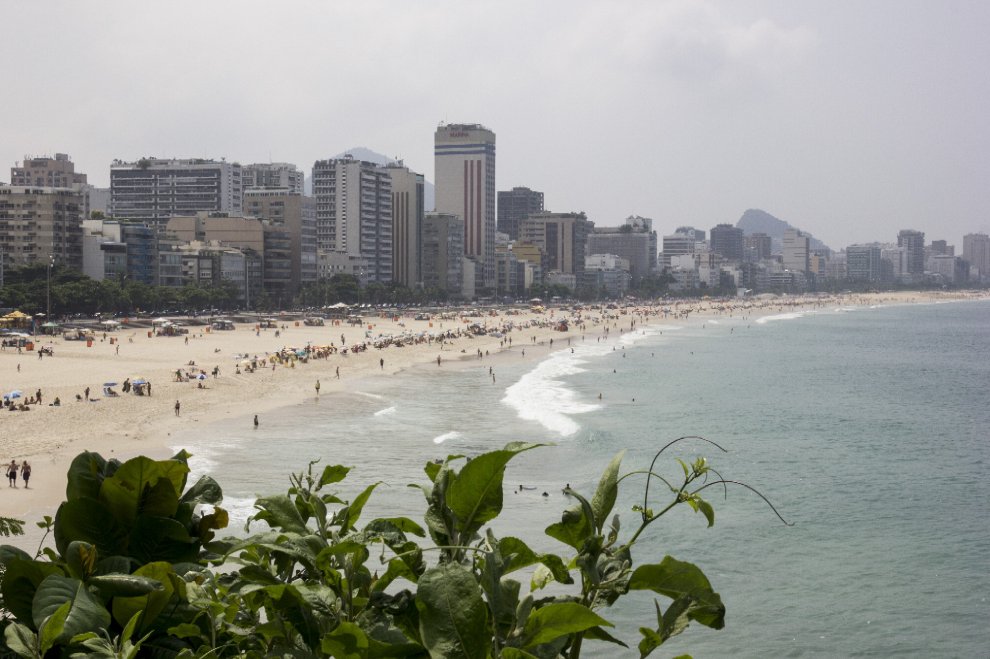 Rio de Janeiro, allarme inquinamento: la spiaggia di Leblon sommersa dai rifiuti