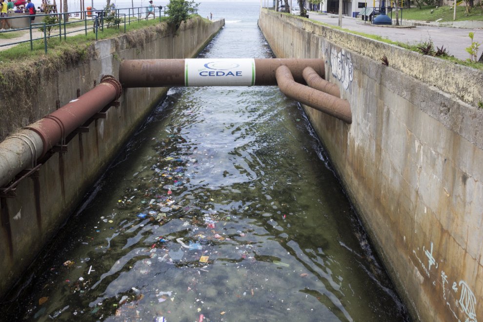 Rio de Janeiro, allarme inquinamento: la spiaggia di Leblon sommersa dai rifiuti