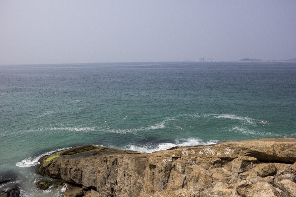 Rio de Janeiro, allarme inquinamento: la spiaggia di Leblon sommersa dai rifiuti