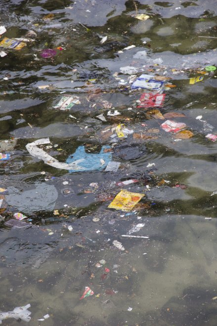 Rio de Janeiro, allarme inquinamento: la spiaggia di Leblon sommersa dai rifiuti