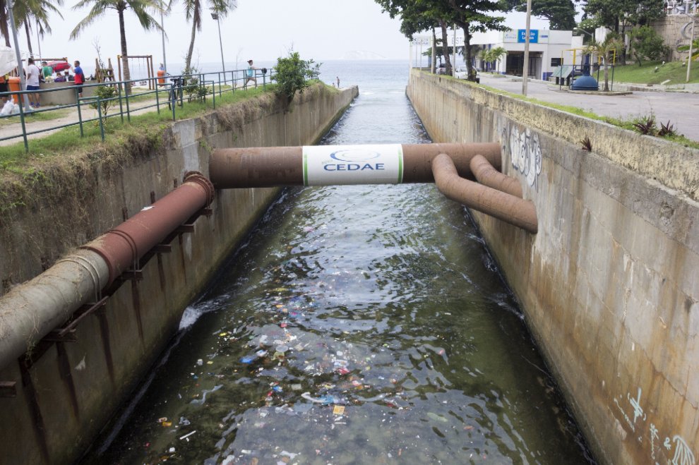 Rio de Janeiro, allarme inquinamento: la spiaggia di Leblon sommersa dai rifiuti