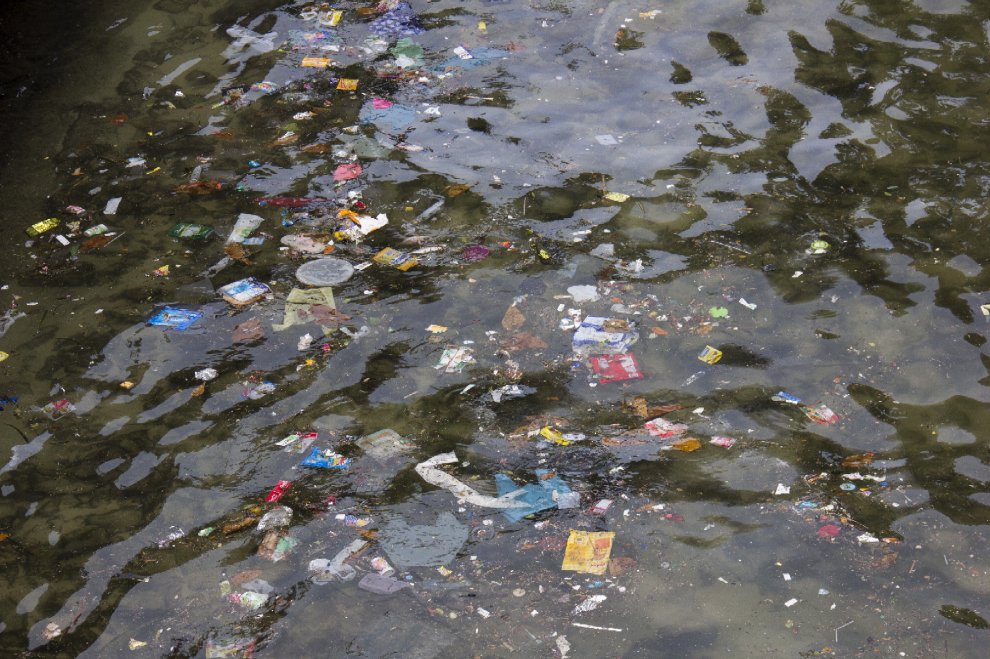 Rio de Janeiro, allarme inquinamento: la spiaggia di Leblon sommersa dai rifiuti