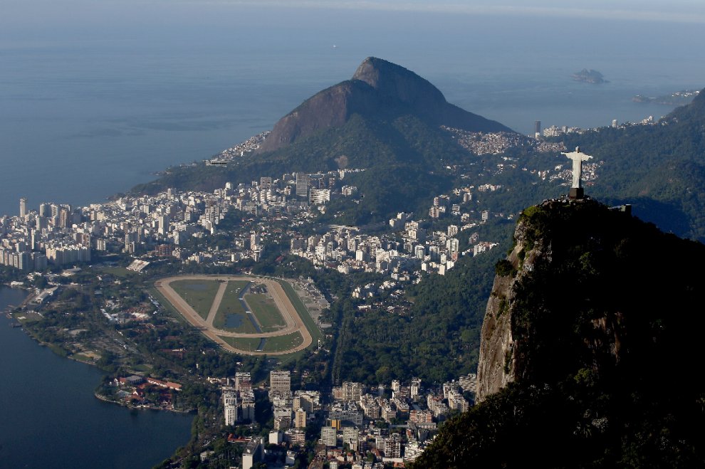 Rio de Janeiro, allarme inquinamento: la spiaggia di Leblon sommersa dai rifiuti