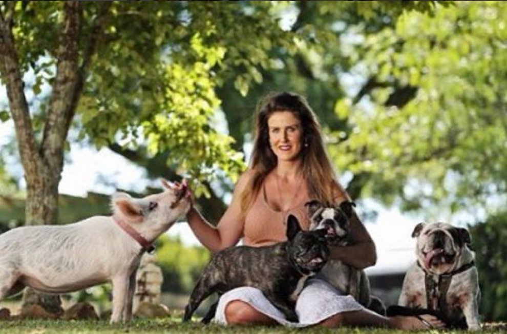 Olive, la maialina che si crede un cane