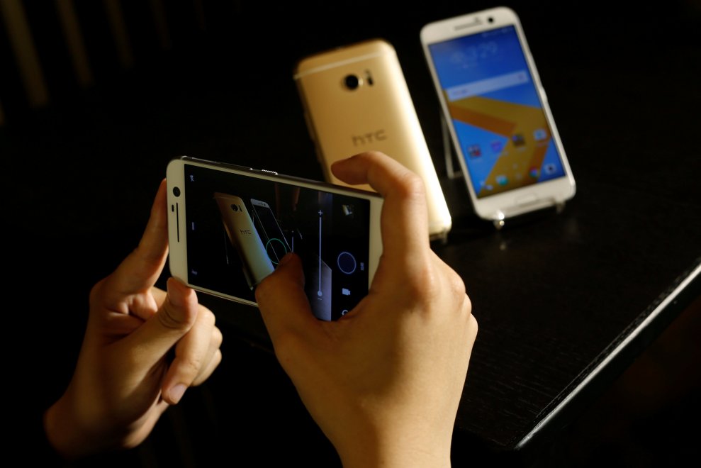 Smartphone, le immagini del nuovo Htc 10