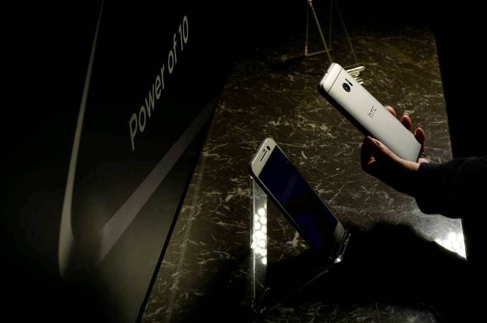 Smartphone, le immagini del nuovo Htc 10