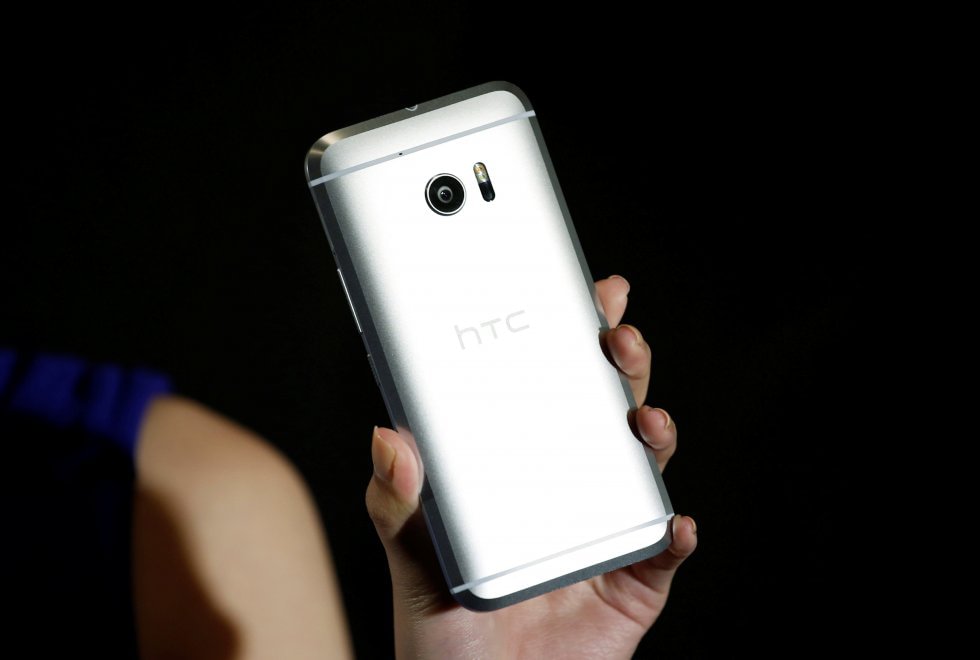 Smartphone, le immagini del nuovo Htc 10
