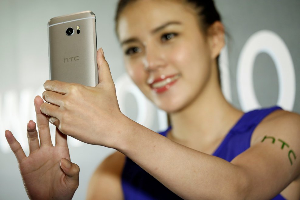 Smartphone, le immagini del nuovo Htc 10