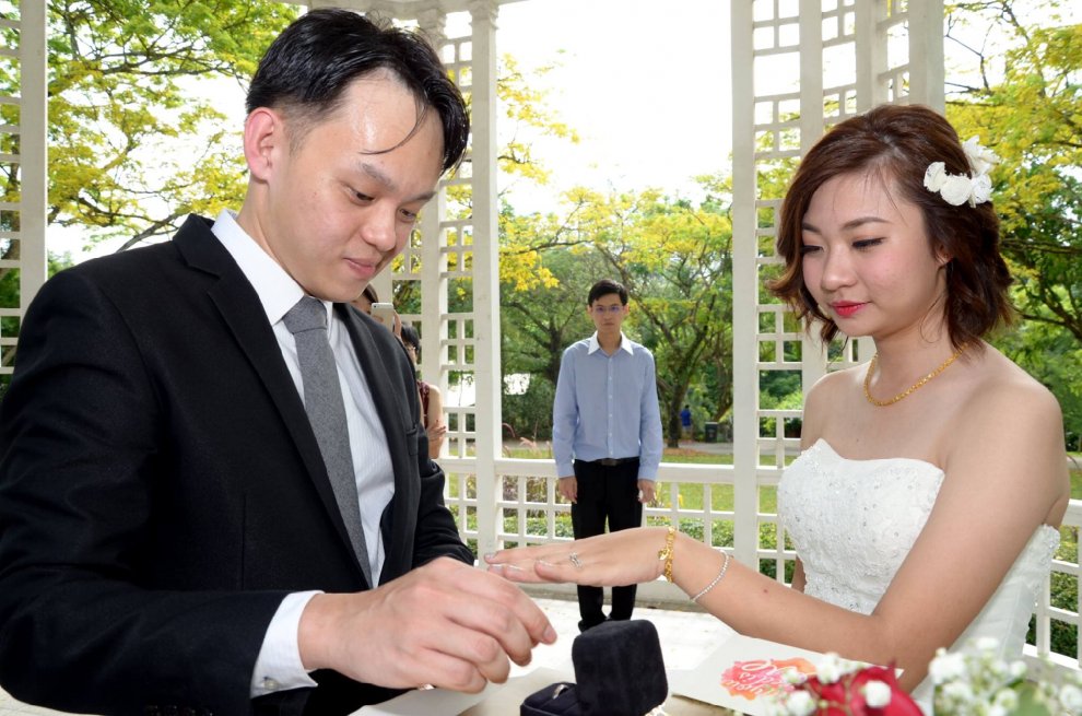 Singapore: scatti sono orrendi, fotografo si scusa. E il matrimonio diventa virale