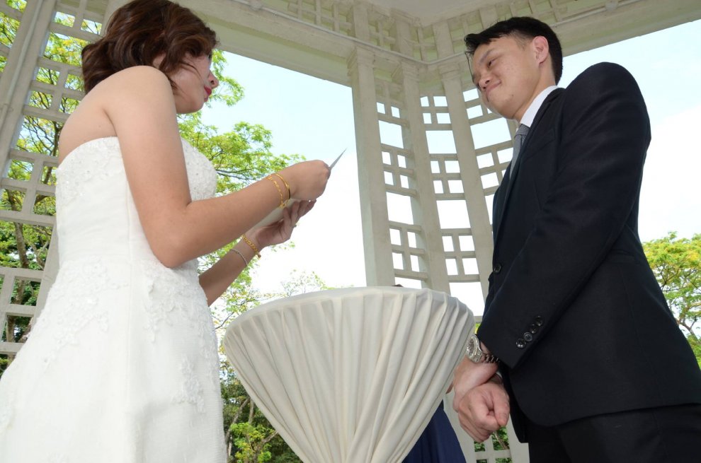 Singapore: scatti sono orrendi, fotografo si scusa. E il matrimonio diventa virale