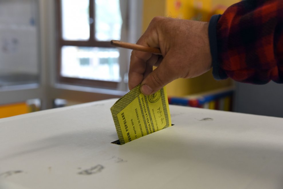 Referendum trivelle: politici, star e cittadini votano ai seggi