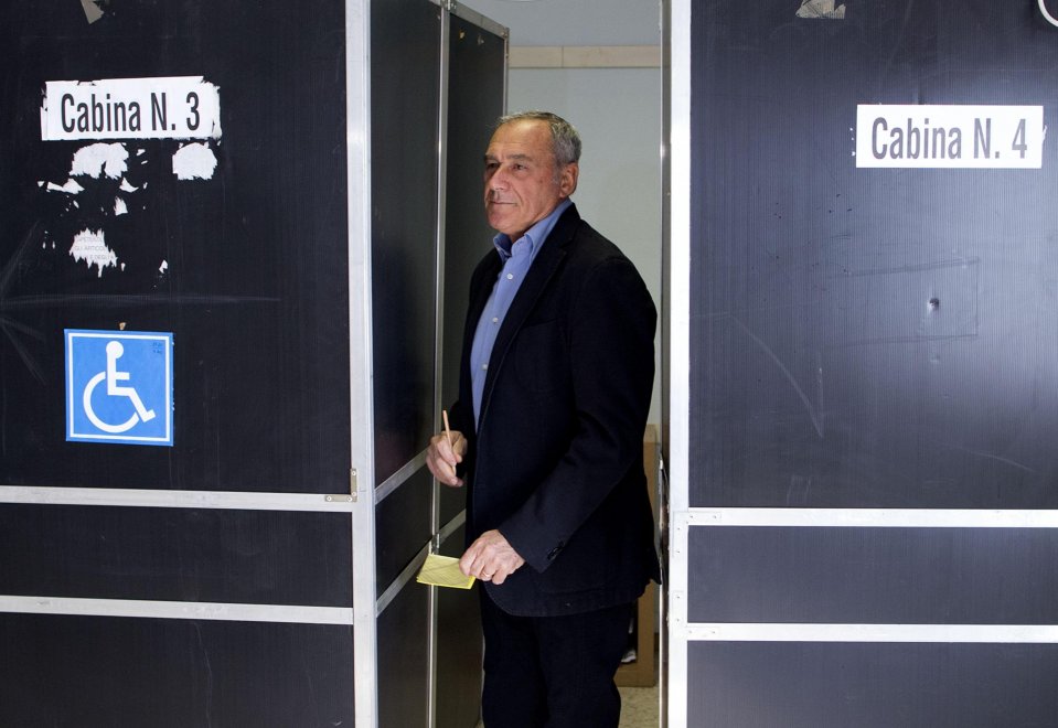 Referendum trivelle: politici, star e cittadini votano ai seggi
