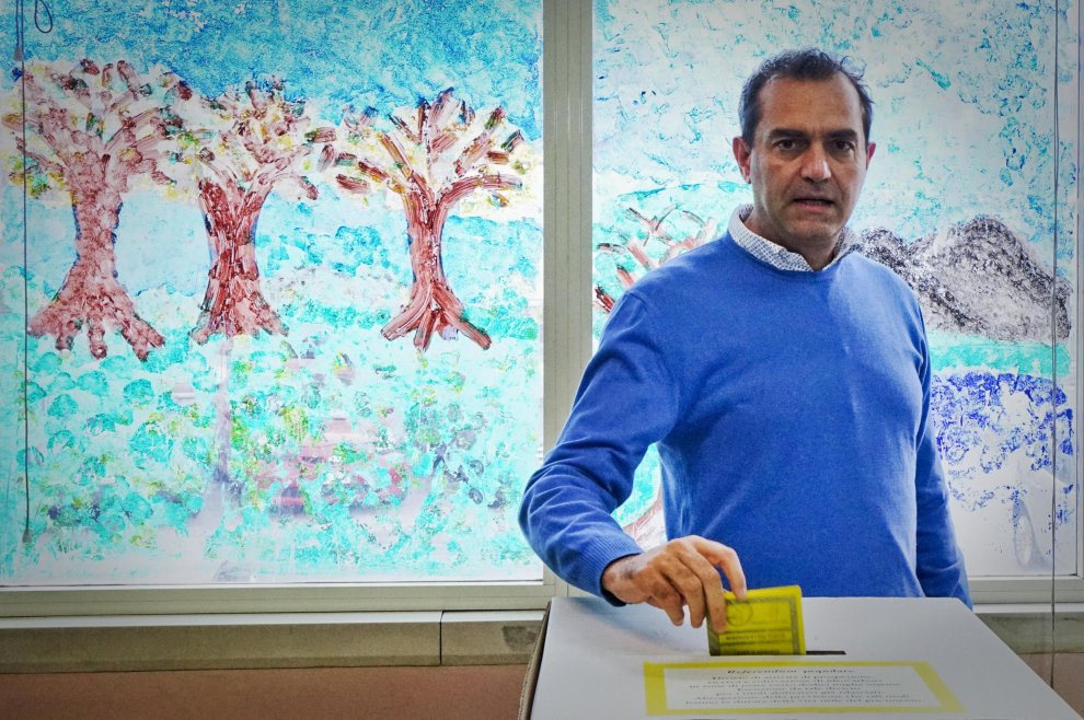 Referendum trivelle: politici, star e cittadini votano ai seggi