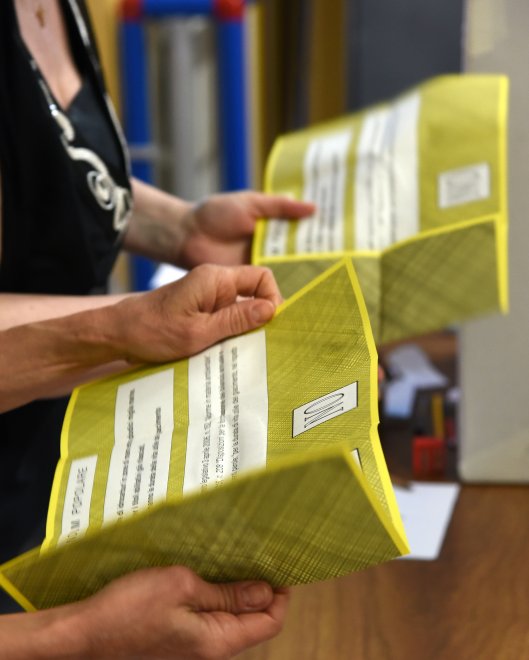 Referendum trivelle: politici, star e cittadini votano ai seggi