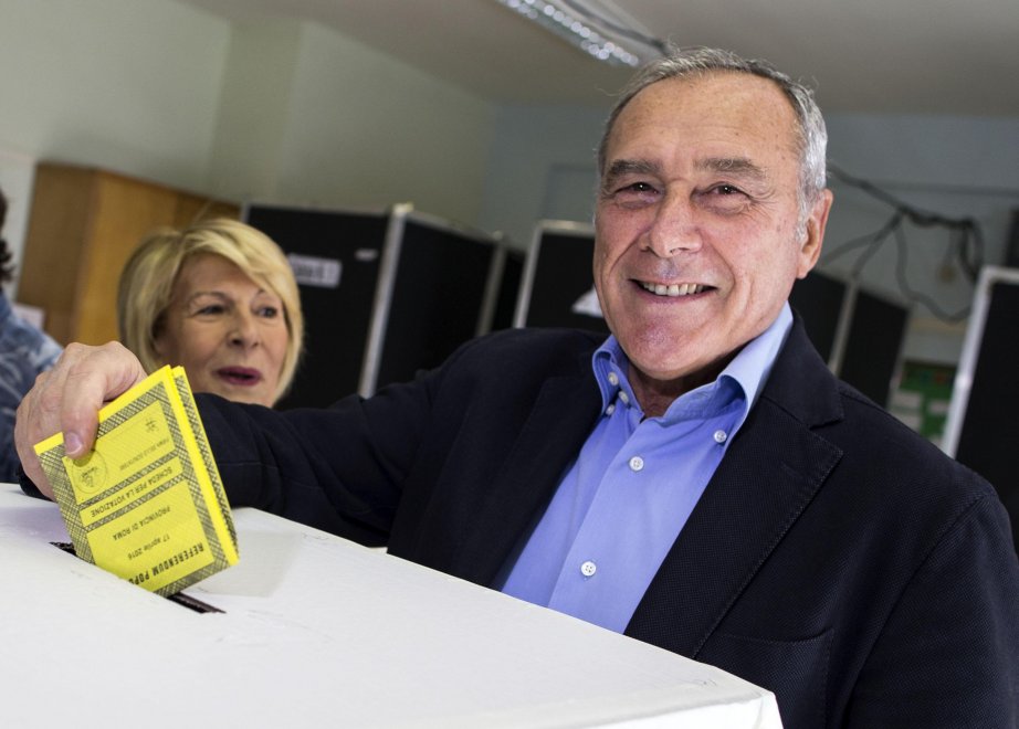 Referendum trivelle: politici, star e cittadini votano ai seggi