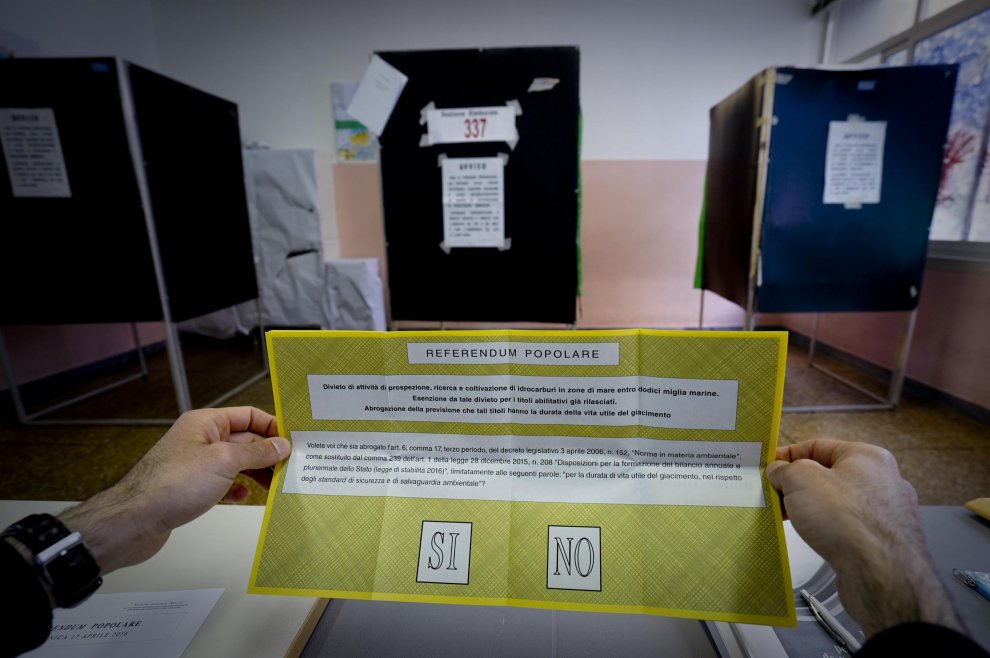 Referendum trivelle: politici, star e cittadini votano ai seggi