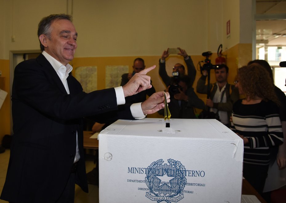 Referendum trivelle: politici, star e cittadini votano ai seggi