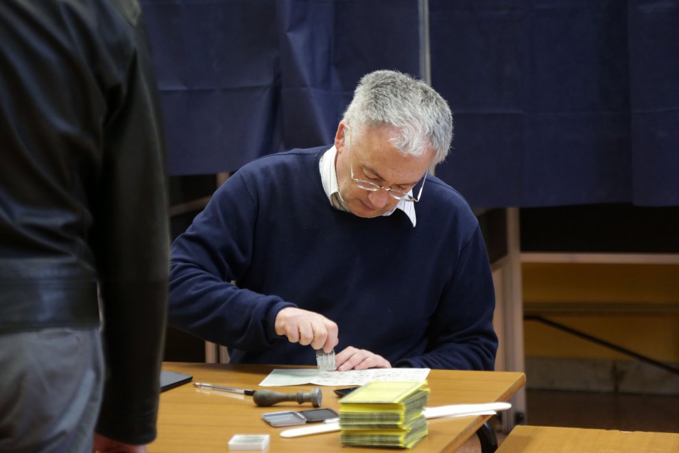 Referendum trivelle: politici, star e cittadini votano ai seggi