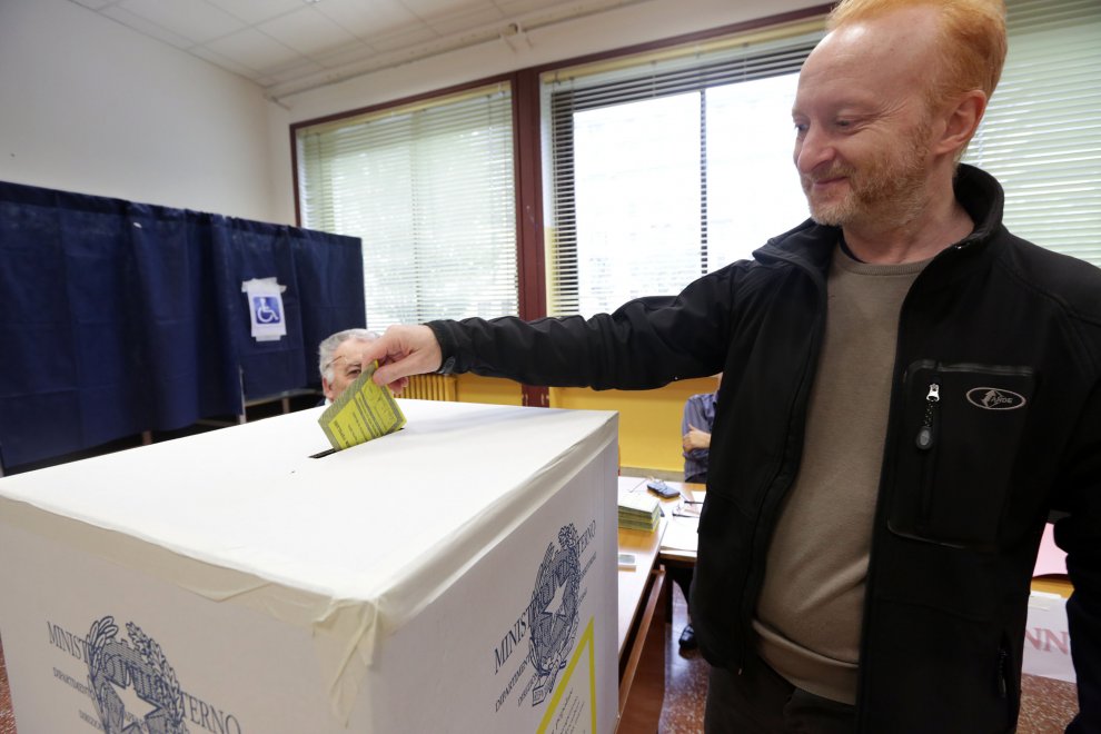 Referendum trivelle: politici, star e cittadini votano ai seggi