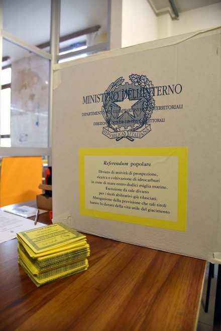 Referendum trivelle: politici, star e cittadini votano ai seggi