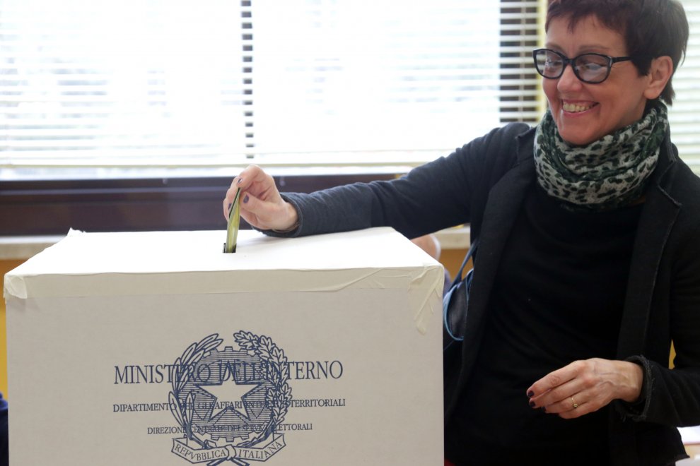 Referendum trivelle: politici, star e cittadini votano ai seggi
