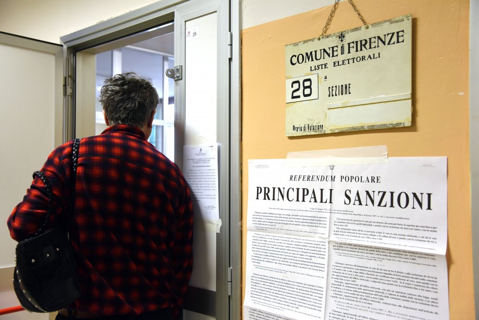Referendum trivelle: politici, star e cittadini votano ai seggi