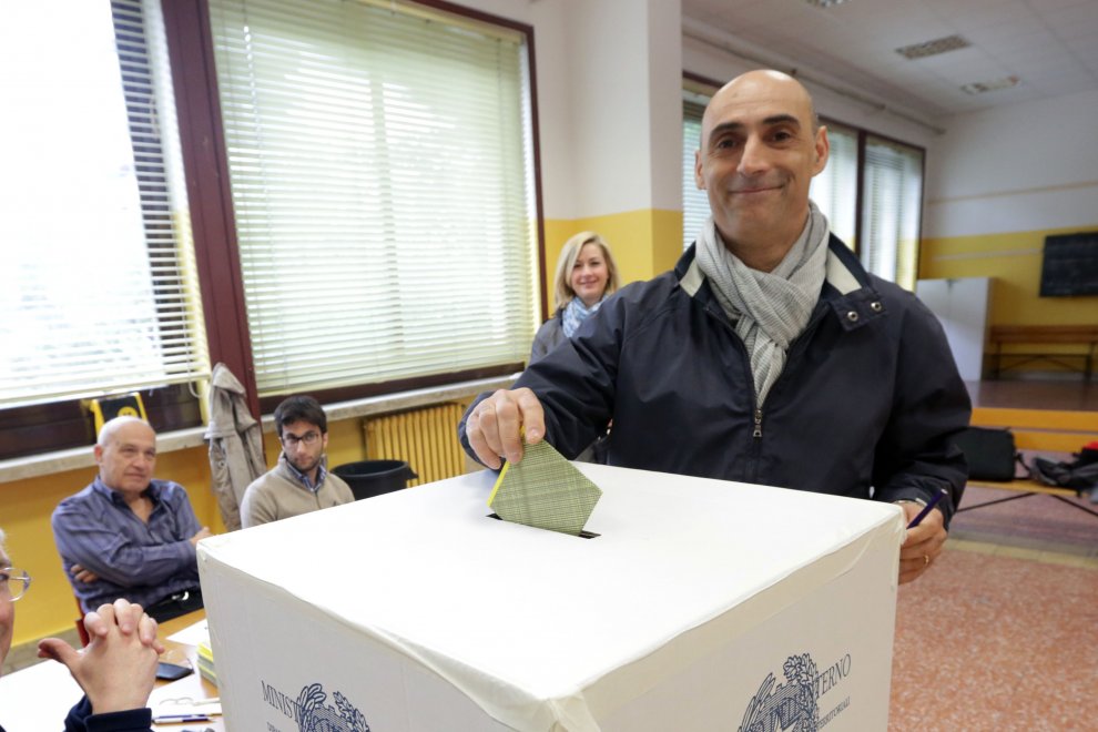 Referendum trivelle: politici, star e cittadini votano ai seggi
