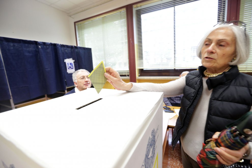 Referendum trivelle: politici, star e cittadini votano ai seggi