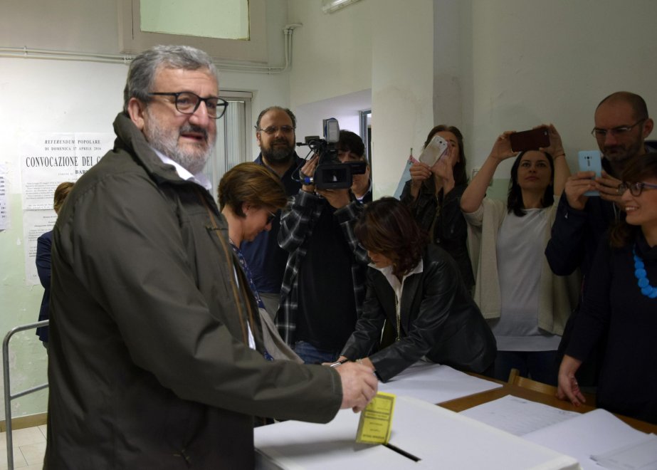 Referendum trivelle: politici, star e cittadini votano ai seggi