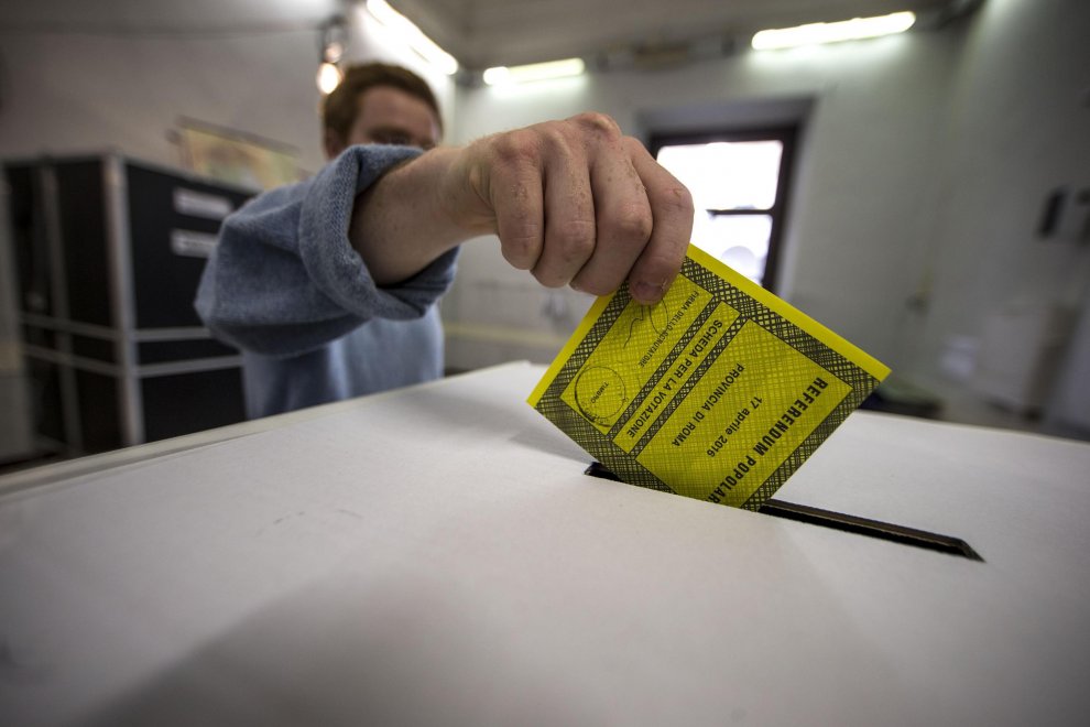 Referendum trivelle: politici, star e cittadini votano ai seggi