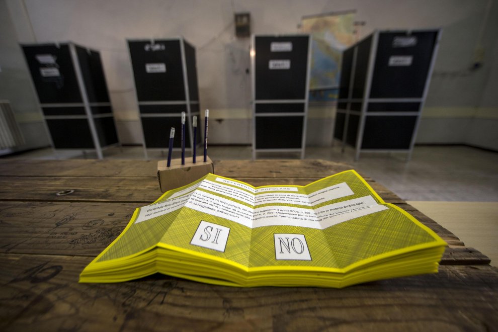 Referendum trivelle: politici, star e cittadini votano ai seggi