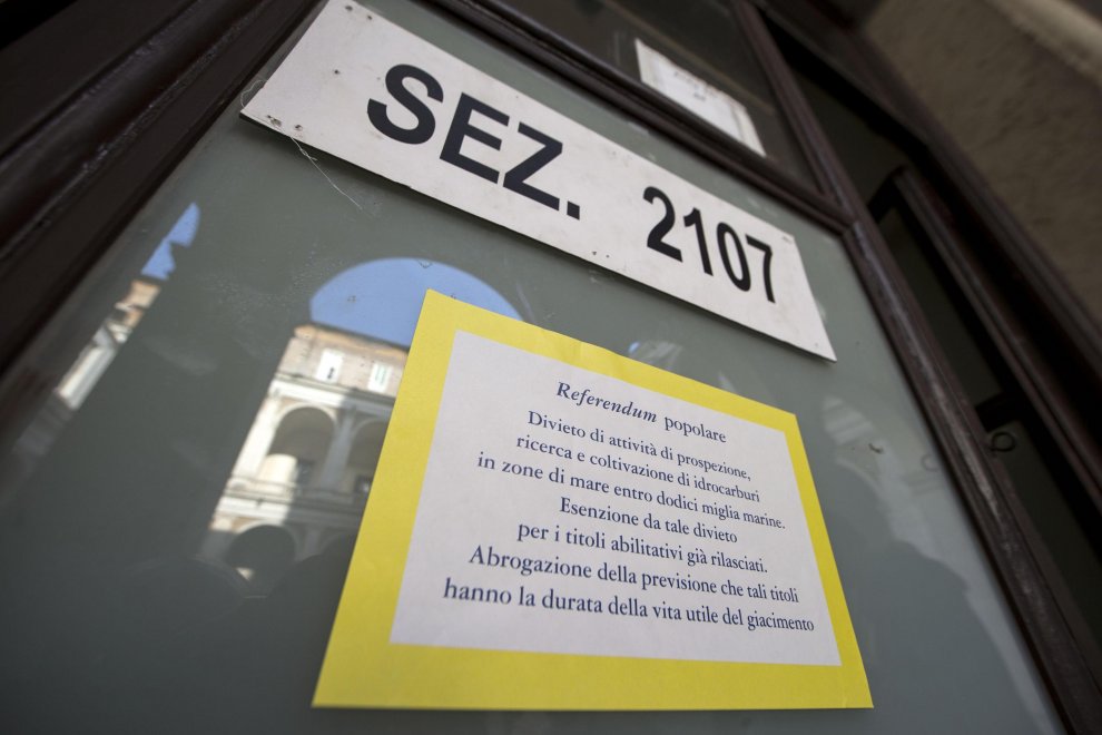 Referendum trivelle: politici, star e cittadini votano ai seggi