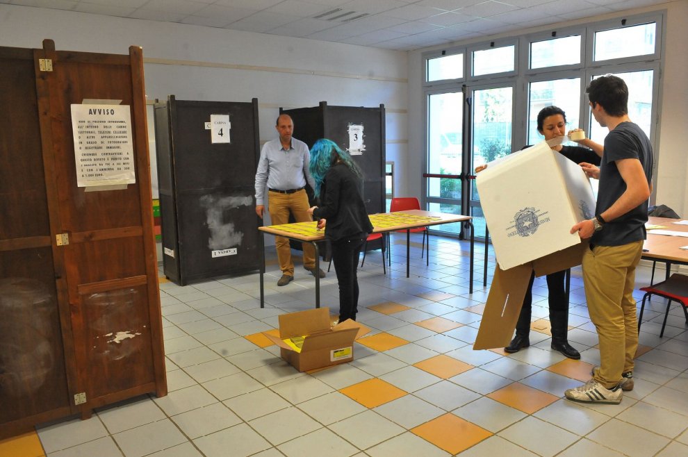 Referendum trivelle: politici, star e cittadini votano ai seggi