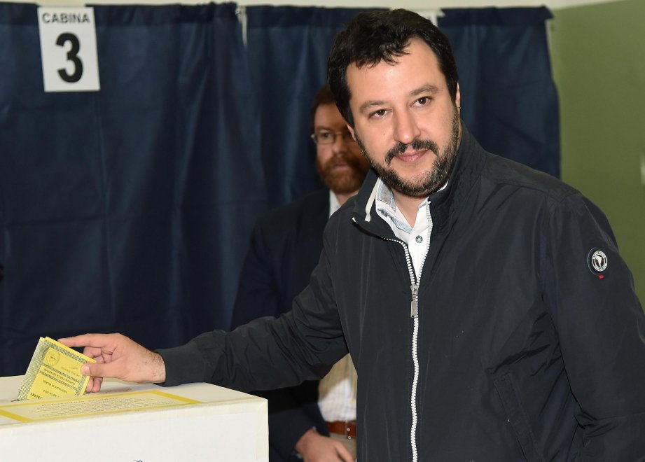 Referendum trivelle: politici, star e cittadini votano ai seggi