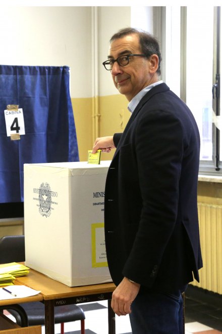 Referendum trivelle: politici, star e cittadini votano ai seggi