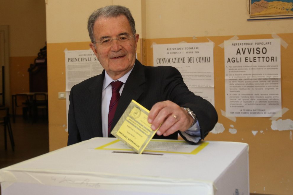 Referendum trivelle: politici, star e cittadini votano ai seggi