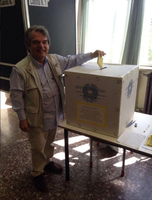 Referendum trivelle: politici, star e cittadini votano ai seggi