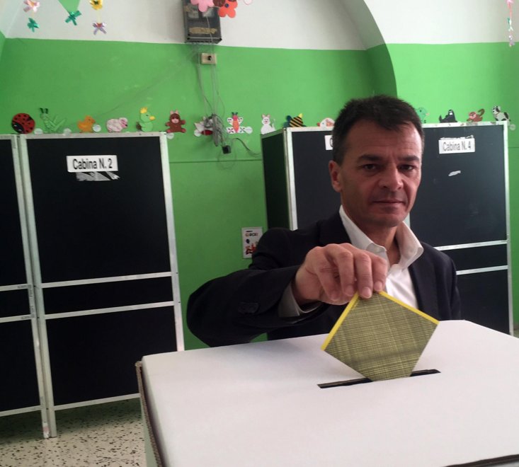 Referendum trivelle: politici, star e cittadini votano ai seggi