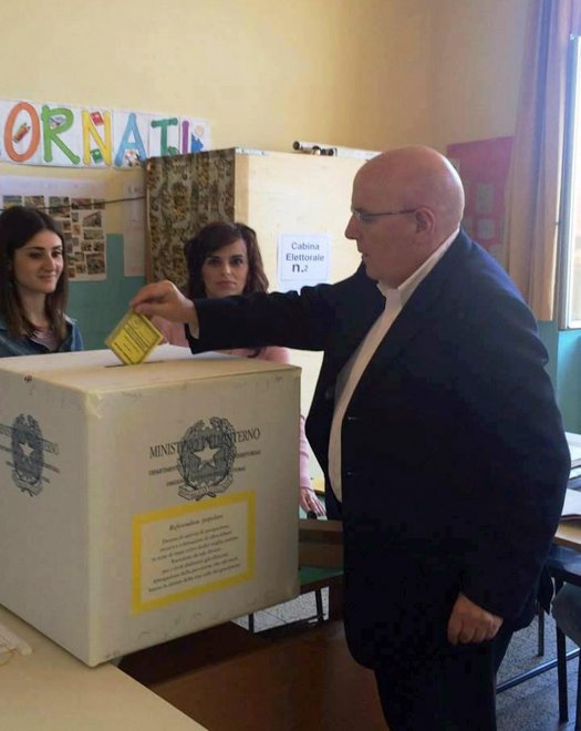 Referendum trivelle: politici, star e cittadini votano ai seggi