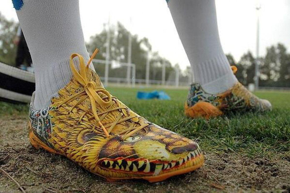 Dekohelden24 Salvadanaio A Forma Di Scarpa Da Calcio Gialla - Ceramica, 21x8x9.5 Cm, Porta Monete Regalo Per Tifosi E Appassionati