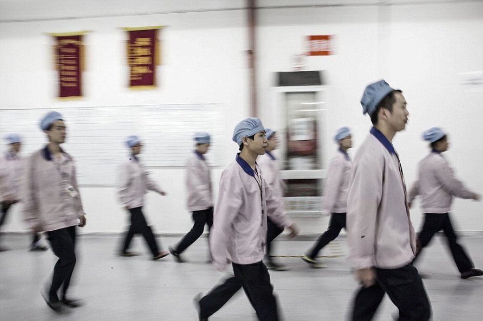 Shanghai, Apple apre le porte: un fotografo entra per prima volta in fabbrica 