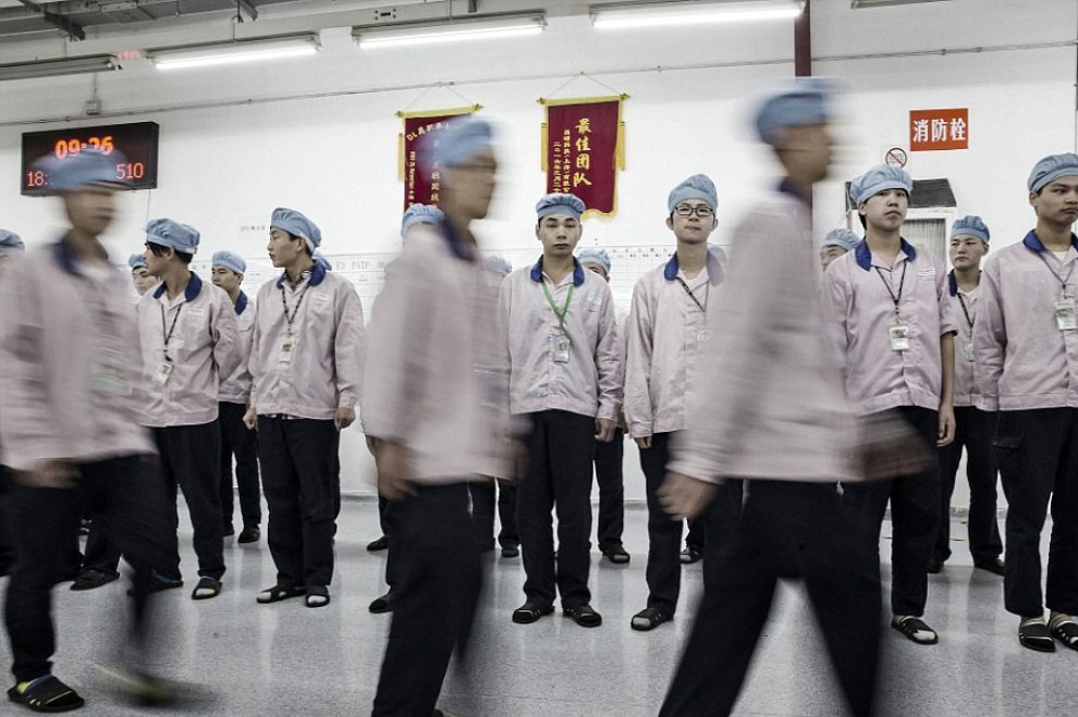 Shanghai, Apple apre le porte: un fotografo entra per prima volta in fabbrica 