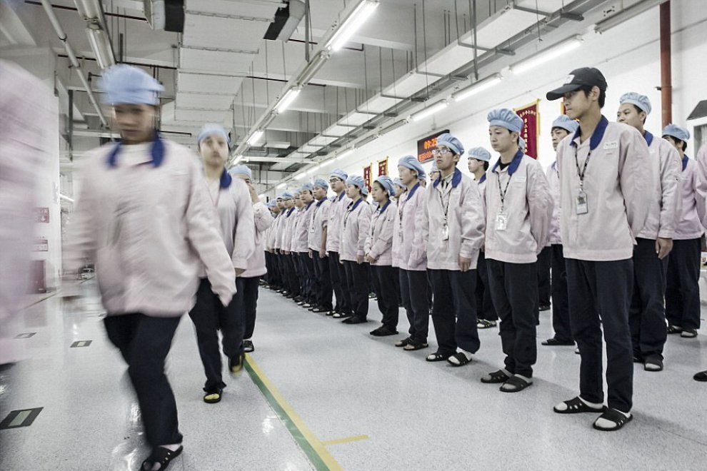 Shanghai, Apple apre le porte: un fotografo entra per prima volta in fabbrica 