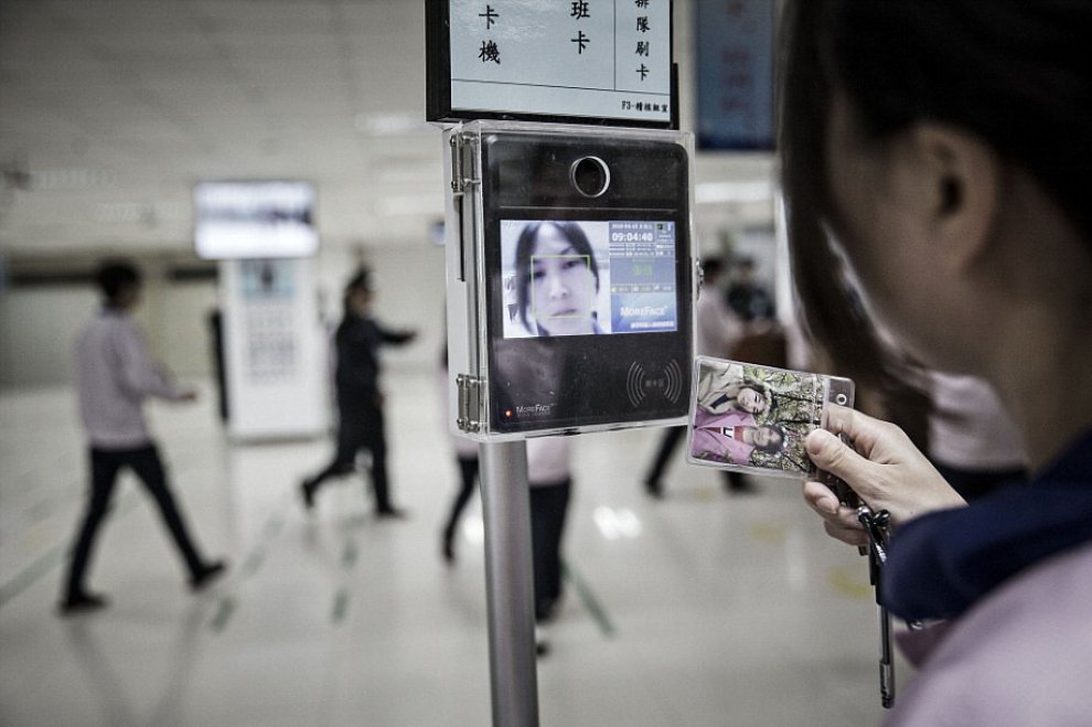 Shanghai, Apple apre le porte: un fotografo entra per prima volta in fabbrica 