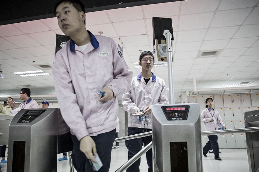 Shanghai, Apple apre le porte: un fotografo entra per prima volta in fabbrica 