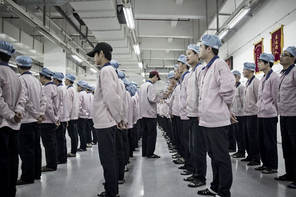 Shanghai, Apple apre le porte: un fotografo entra per prima volta in fabbrica 