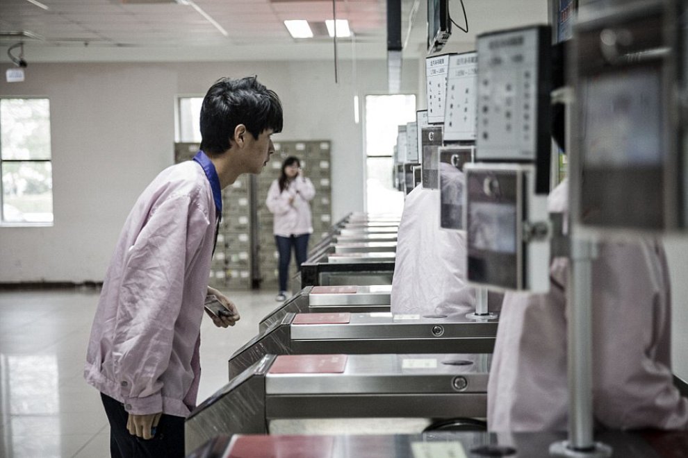 Shanghai, Apple apre le porte: un fotografo entra per prima volta in fabbrica 