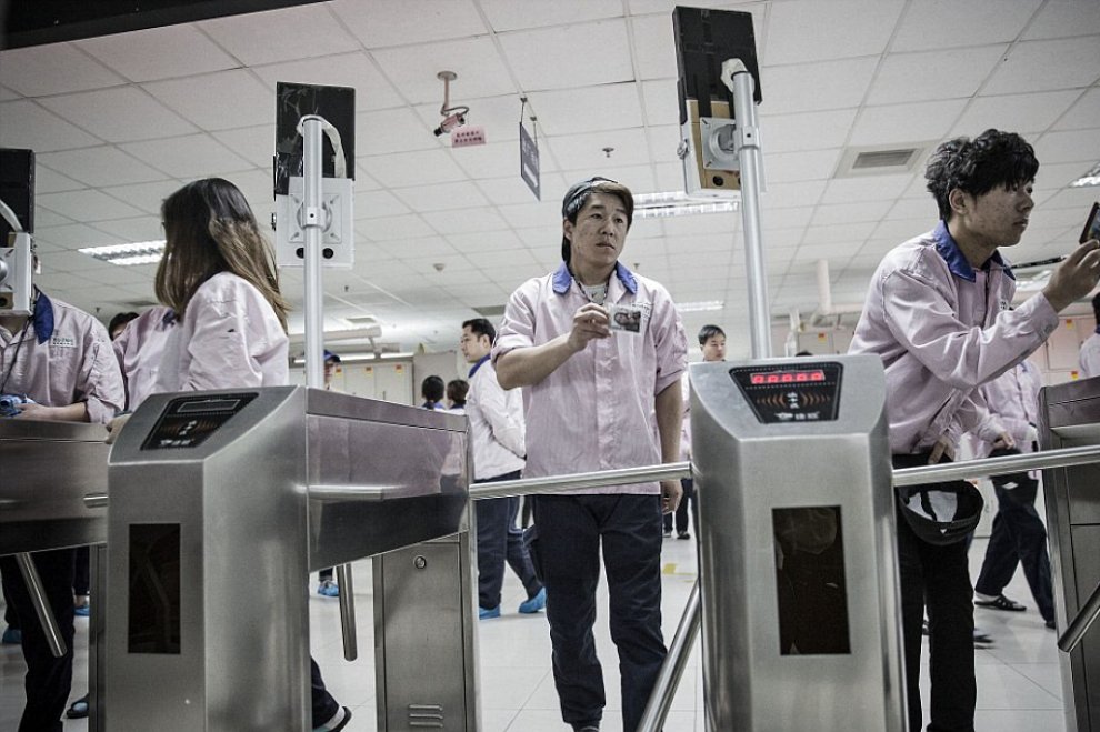Shanghai, Apple apre le porte: un fotografo entra per prima volta in fabbrica 