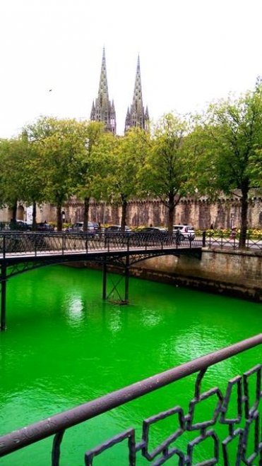 Francia, il fiume diventa verde fluorescente: la provocazione degli ambientalisti