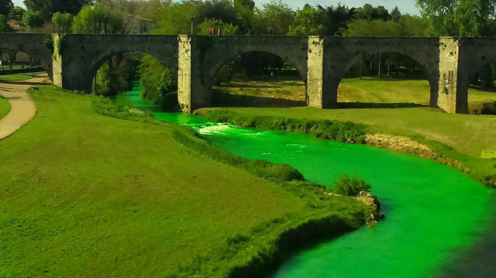 Francia, il fiume diventa verde fluorescente: la provocazione degli ambientalisti